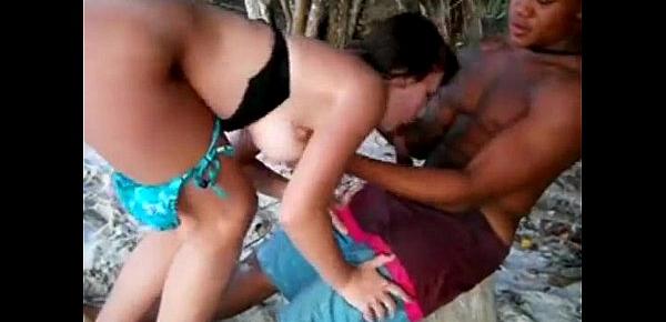 corno filma a namorada dando a bucetinha para outro na praia